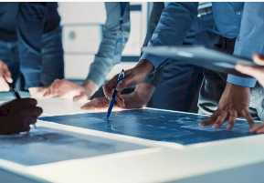 Homem registrando marcas e patentes em São Lourenço da Serra